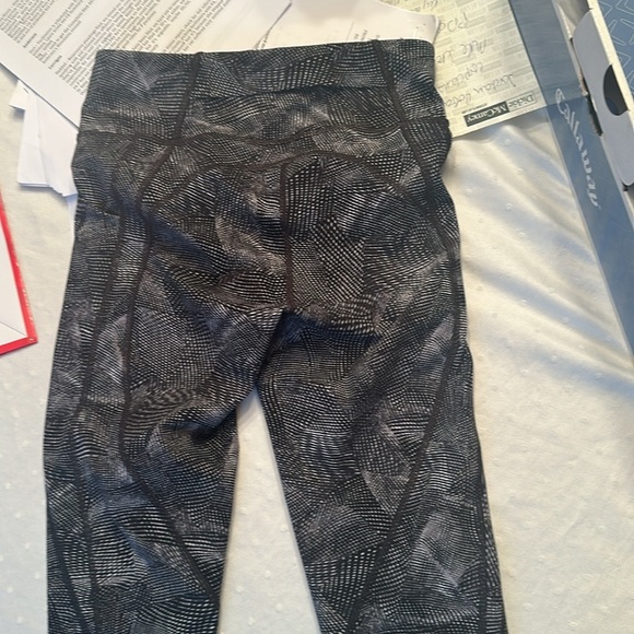 Lulemon sz 6 leggings 23” crop - Picture 6 of 6
